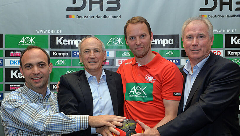 Auf erfolgreichere Zeiten: DHB-Vizepräsident Leistungssport Bob Hanning, DHB-Präsident Bernhard Bauer, der neue Handball-Bundestrainer Dagur Sigurdsson und HBL-Präsident Uwe Schwenker (l-r) Auf erfolgreichere Zeiten: DHB-Vizepräsident Leistungssport Bob Hanning, DHB-Präsident Bernhard Bauer, der neue Handball-Bundestrainer Dagur Sigurdsson und HBL-Präsident Uwe Schwenker (l-r)