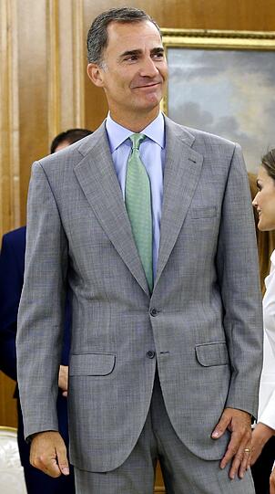 König Felipe von Spanien überrascht sein Volk nach dem Urlaub mit einem neuen Look.