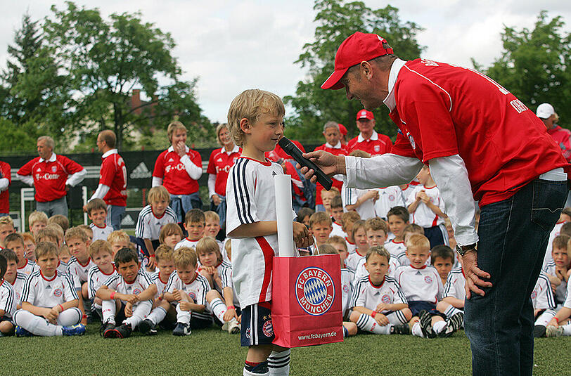Ex-Nationalspieler Wolfgang Dremmler - hier bei einem Jugendtag des FC Bayern - hat beim Projekt Nachwuchszentrum den Hut auf.