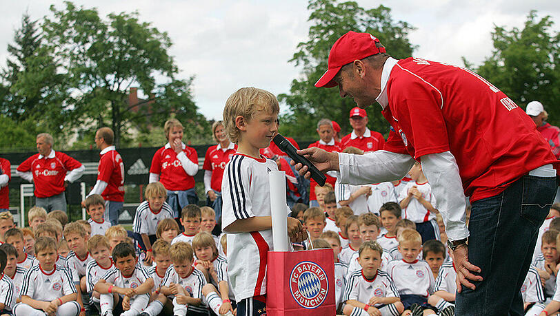 Ex-Nationalspieler Wolfgang Dremmler - hier bei einem Jugendtag des FC Bayern - hat beim Projekt Nachwuchszentrum den Hut auf. Ex-Nationalspieler Wolfgang Dremmler - hier bei einem Jugendtag des FC Bayern - hat beim Projekt Nachwuchszentrum den Hut auf.