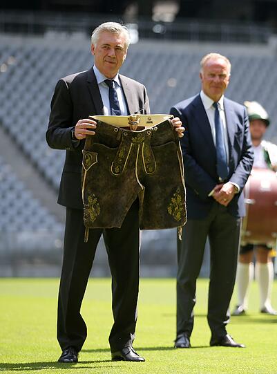 2. Juli: Habe die Ehre, Carlo! Die Bayern verpflichten Carlo Ancelotti als Nachfolger von Pep Guardiola. Bei seiner Vorstellung wird's traditionell, der Italiener bekommt eine Lederhose überreicht.