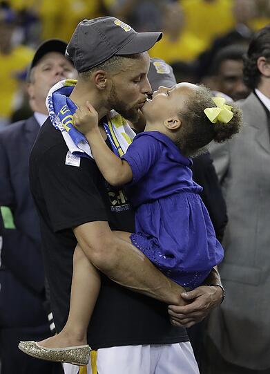 Die Basketballer der Golden State Warriors sind am Ziel und haben dank ihrer Superstars Kevin Durant und Stephen Curry Titelverteidiger Cleveland Cavaliers entthront. Bilder aus Oakland.