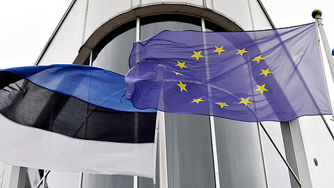 Die Fahnen von Estland und der Europäischen Union in Tallinn.