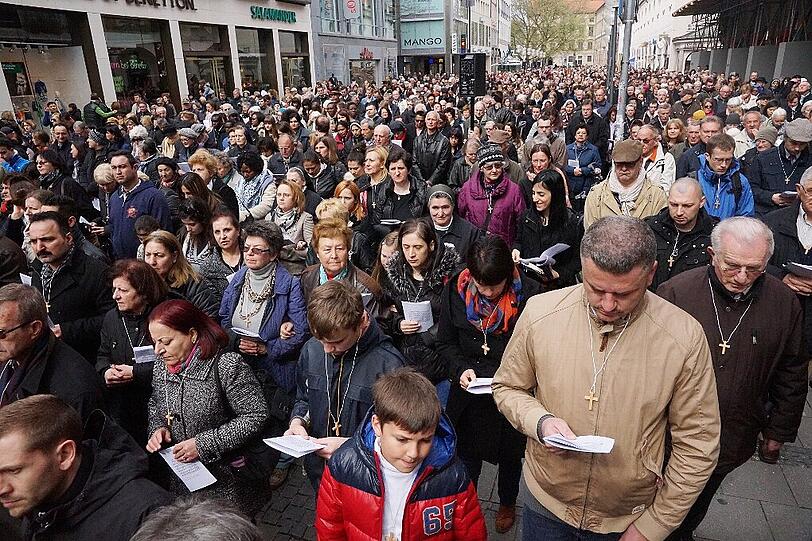 Rund 3000 Menschen kamen am Freitagvormittag zur Karfreitagsprozession in die Innenstadt.