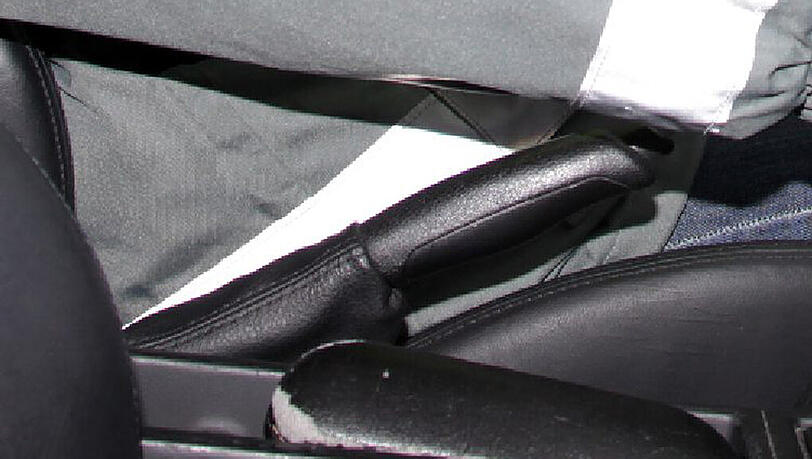 Frau von Auto eingeklemmt. Die Handbremse war nich oder nicht fest genug angezogen. Frau von Auto eingeklemmt. Die Handbremse war nich oder nicht fest genug angezogen.