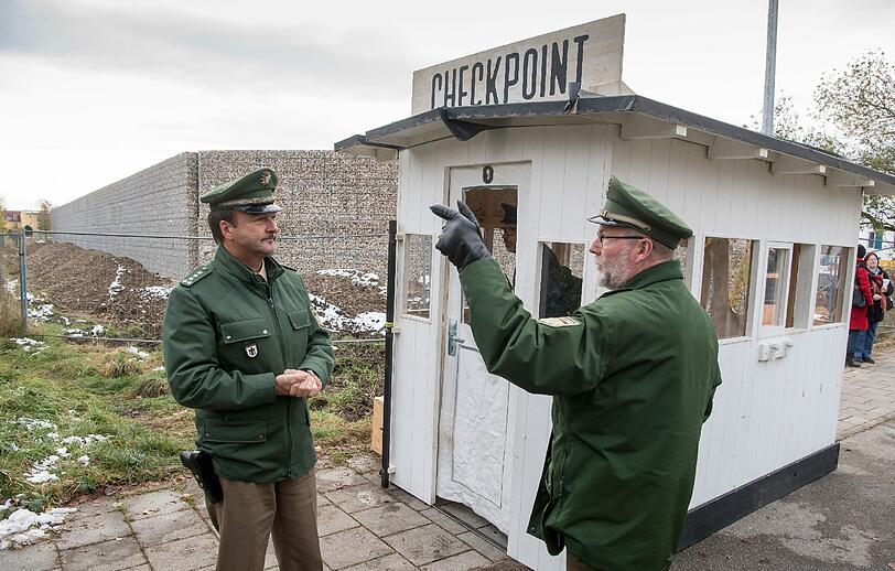 Bilder von der Satireaktion "Checkpoint Ali"