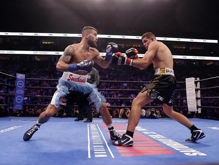 Vincent Feigenbutz (r) hat den WM-Kampf im Supermittelgewicht gegen Caleb Plant verloren.