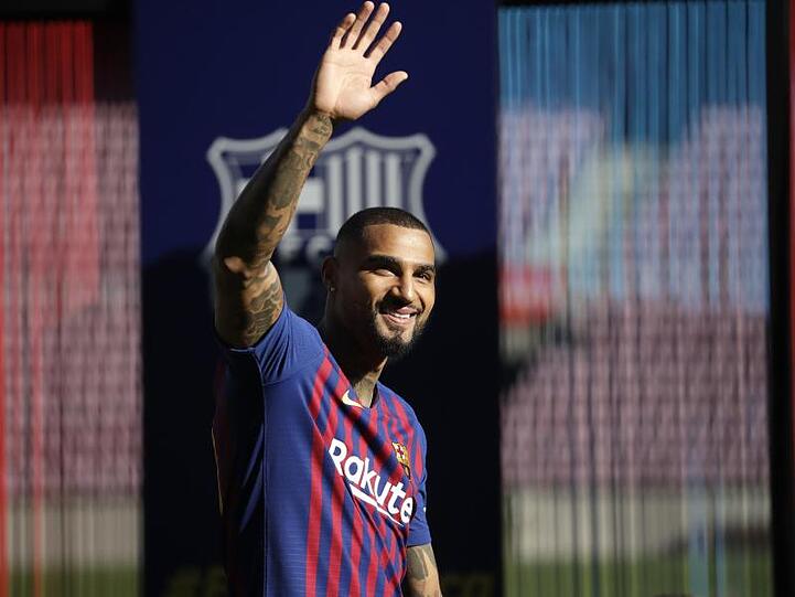Hola! Kevin-Prinz Boateng bei seiner Vorstellung beim FC Barcelona.