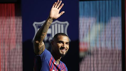 Hola! Kevin-Prinz Boateng bei seiner Vorstellung beim FC Barcelona.