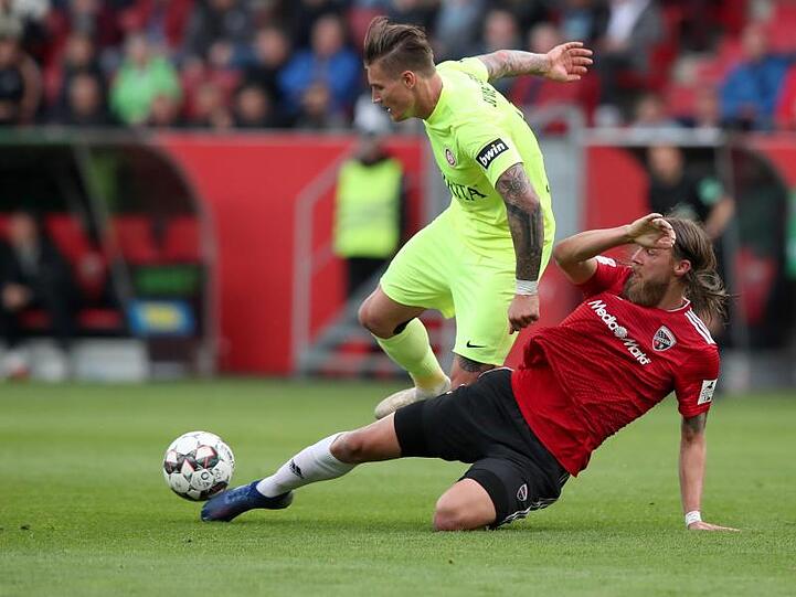 Björn Paulsen (r) von Ingolstadt kämpft mit Manuel Schäffler von Wiesbaden um den Ball. Foto: Daniel Karmann