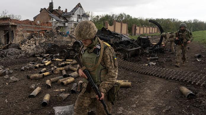 Ukrainische Soldaten patrouillieren in einem kürzlich zurückeroberten Dorf nördlich von Charkiw in der Ostukraine.