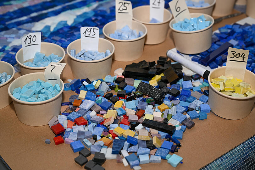 Bereitgelegt, um für ein Bild zusammengesetzt zu werden: Dutzende Mosaiksteinchen im Atelier.
