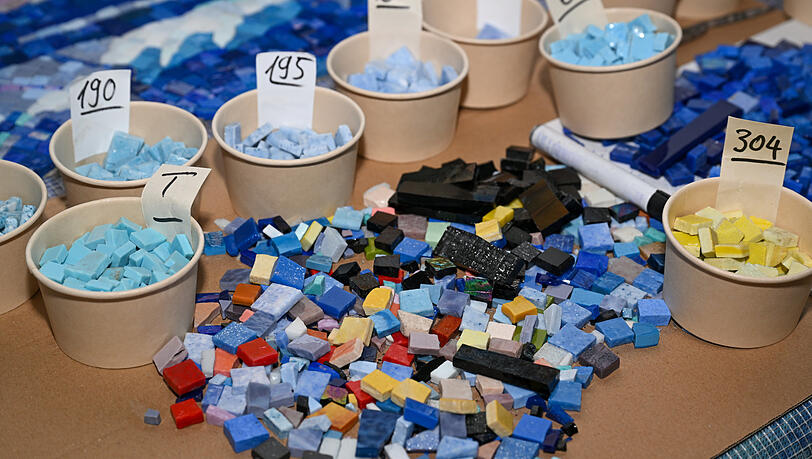 Bereitgelegt, um für ein Bild zusammengesetzt zu werden: Dutzende Mosaiksteinchen im Atelier. Bereitgelegt, um für ein Bild zusammengesetzt zu werden: Dutzende Mosaiksteinchen im Atelier.