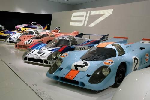 Das Themenarrangement &bdquo;917&ldquo; zeigt unter anderem den Porsche 917 KH Coupé von 1970 (vorn) .