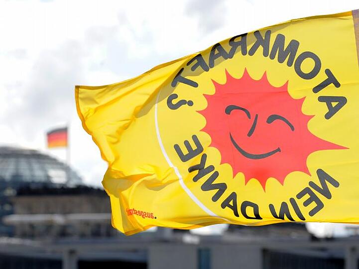 Eine gelbe Fahne mit dem Slogan "Atomkraft? Nein Danke" aus den 80er Jahren im Regierungsviertel in Berlin.