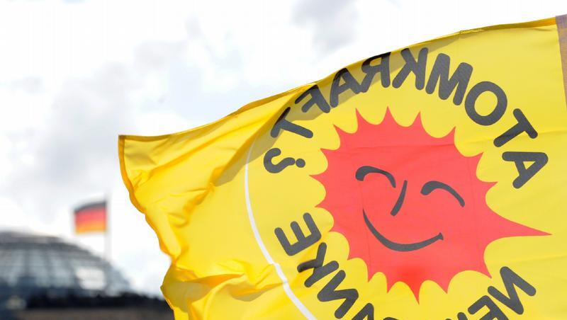 Eine gelbe Fahne mit dem Slogan "Atomkraft? Nein Danke" aus den 80er Jahren im Regierungsviertel in Berlin. Eine gelbe Fahne mit dem Slogan "Atomkraft? Nein Danke" aus den 80er Jahren im Regierungsviertel in Berlin.