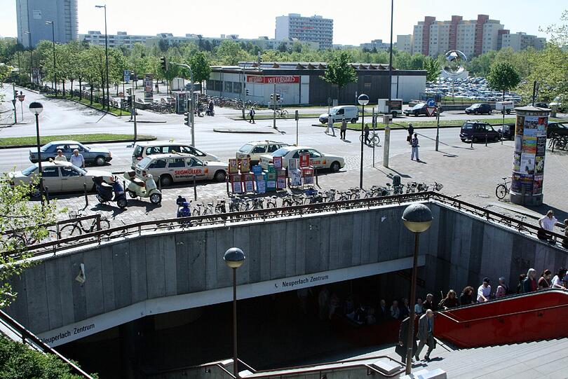 Die U-Bahn Station Neuperlach Zentrum liegt unmittelbar vor dem Pep-Einkaufszentrum.