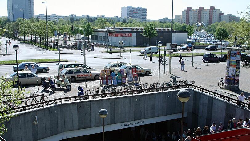 Die U-Bahn Station Neuperlach Zentrum liegt unmittelbar vor dem Pep-Einkaufszentrum. Die U-Bahn Station Neuperlach Zentrum liegt unmittelbar vor dem Pep-Einkaufszentrum.