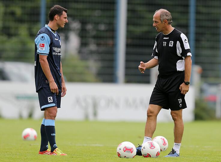 Löwen-Trainer Maurer (r.) ärgert sich über das Eigentor von Wojtkowiak
