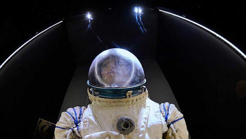 Der Raumanzug eines Kosmonauten der Sojus-Raumschiffe ist in einer Vitrine ausgestellt. Der Raumanzug eines Kosmonauten der Sojus-Raumschiffe ist in einer Vitrine ausgestellt.