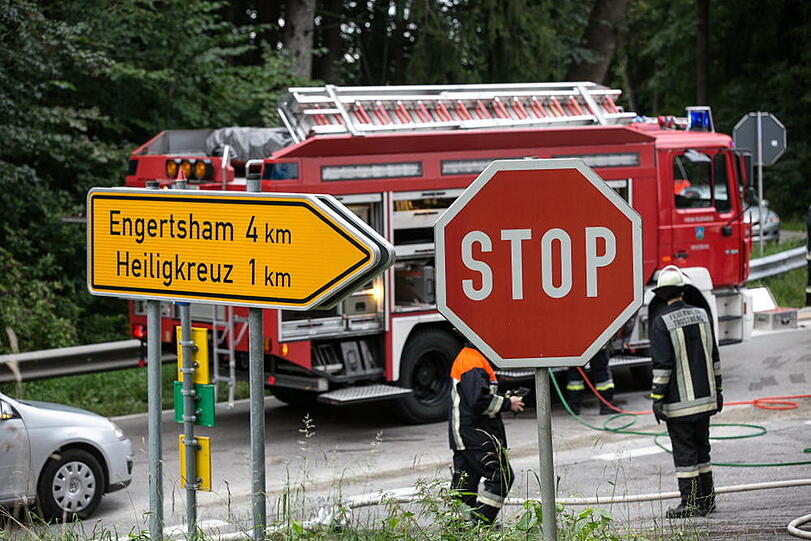 Schwerer Unfall an einer Kreuzung bei Trostberg. Die Bilder vom Feuerwehreinsatz.