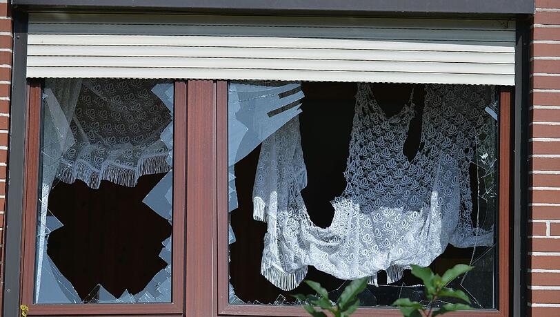 Beim Aufpumpen eines Luftbetts enstand ein Überdruck und zerstörte die Wohung eines Mannes in Konstanz. Das Bild zeigt einen ähnlichen Vorfall aus dem Jahr 2013 in Niedersachen. Beim Aufpumpen eines Luftbetts enstand ein Überdruck und zerstörte die Wohung eines Mannes in Konstanz. Das Bild zeigt einen ähnlichen Vorfall aus dem Jahr 2013 in Niedersachen.