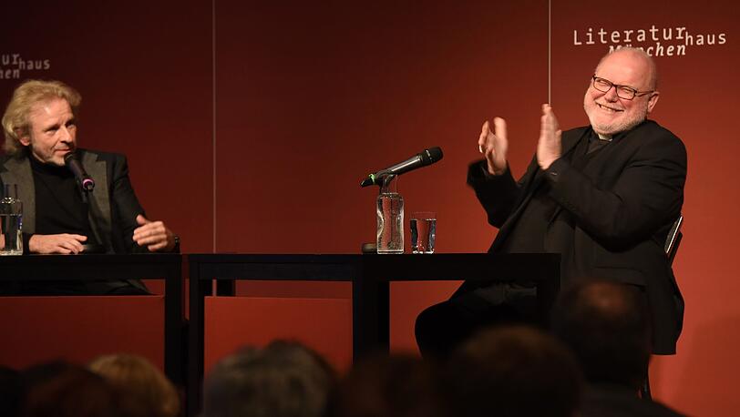Kardinal Reinhard Marx spricht mit Thomas Gottschalk (li.) im Münchner Literaturhaus über das &bdquo;Der Name Gottes ist Barmherzigkeit&ldquo;, das neue Buch von Papst Franziskus.