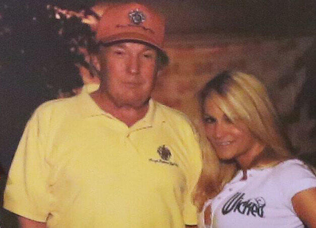 Auch wenn Trump sagt, er kenne die Frau nicht: Dass er Jessica Drake zumindest schonmal gesehen hat, beweist dieses Foto am Rande des besagten Golfturniers 2006 in Lake Tahoe.