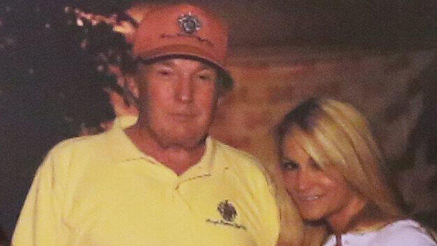 Auch wenn Trump sagt, er kenne die Frau nicht: Dass er Jessica Drake zumindest schonmal gesehen hat, beweist dieses Foto am Rande des besagten Golfturniers 2006 in Lake Tahoe. Auch wenn Trump sagt, er kenne die Frau nicht: Dass er Jessica Drake zumindest schonmal gesehen hat, beweist dieses Foto am Rande des besagten Golfturniers 2006 in Lake Tahoe.