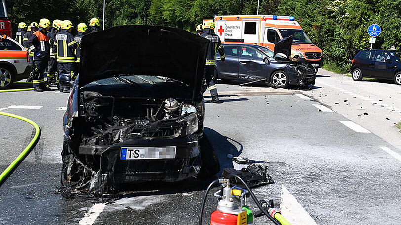 Beide Fahrzeuge sind komplett zerstört, ein Wagen fing nach dem Zusammenstoß sogar Feuer. Die Bilder aus Siegsdorf.