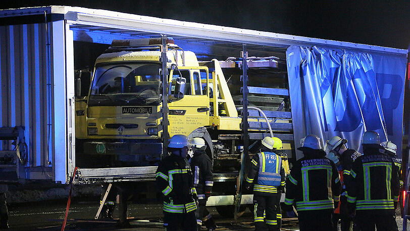 Kurioser Einsatz für die Feuerwehr in Bad Reichenhall. Dort brannte ein Lkw in einem Lkw-Anhänger. Die Bilder vom Einsatz.