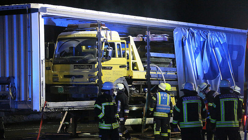 Kurioser Einsatz für die Feuerwehr in Bad Reichenhall. Dort brannte ein Lkw in einem Lkw-Anhänger. Die Bilder vom Einsatz. Kurioser Einsatz für die Feuerwehr in Bad Reichenhall. Dort brannte ein Lkw in einem Lkw-Anhänger. Die Bilder vom Einsatz.