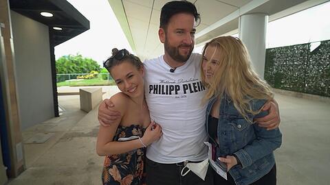 Michael Wendler mit Ehefrau Laura Müller (li.) und seiner Tochter Adeline (re.) in der Doku "Laura & Der Wendler &ndash; Jetzt wird geheiratet".