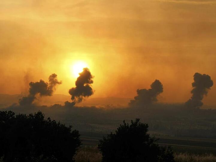 Rauchwolken steigen auf, nachdem Streitkräfte der syrischen Regierung die Stadt al-Habeet in der Provinz Idlib ins Visier genommen haben.