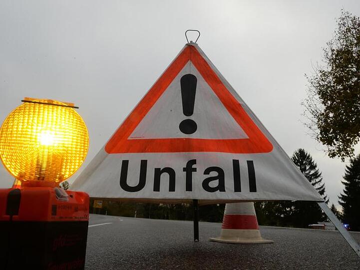 Ein Warndreieck mit der Aufschrift "Unfall". Foto: Patrick Seeger/Archiv
