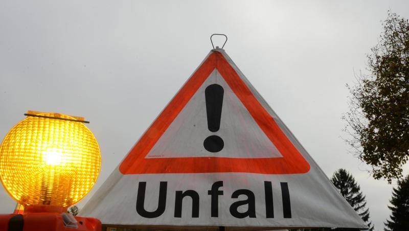 Ein Warndreieck mit der Aufschrift "Unfall". Foto: Patrick Seeger/Archiv Ein Warndreieck mit der Aufschrift "Unfall". Foto: Patrick Seeger/Archiv