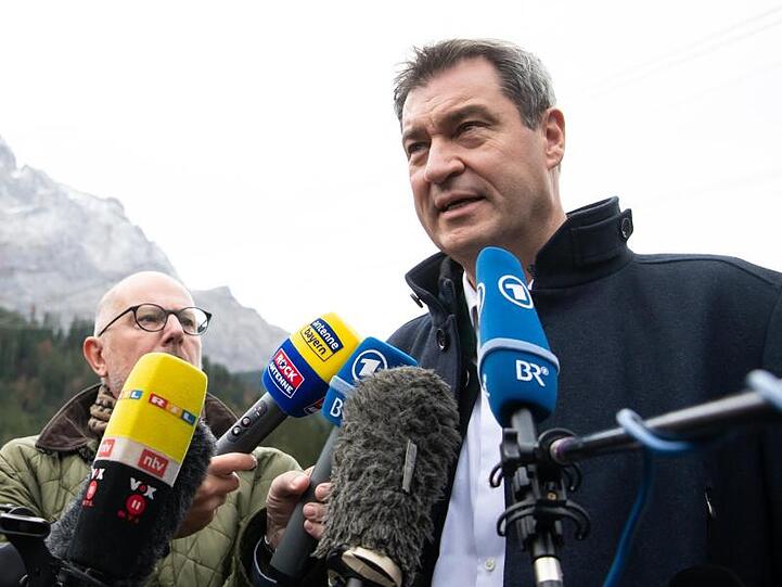 Bayerns Regierungschef Markus Söder beantwortet vor Beginn der Jahreskonferenz der Ministerpräsidenten an der Talstation der Zugspitze die Fragen der Journalisten.