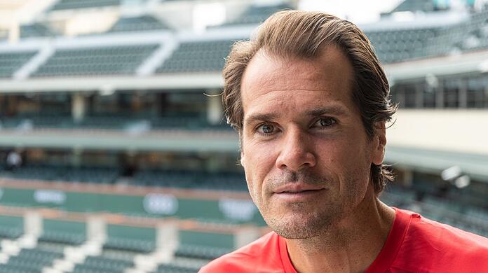 Tommy Haas, ehemaliger Tennis-Profi, schaut in die Kamera.