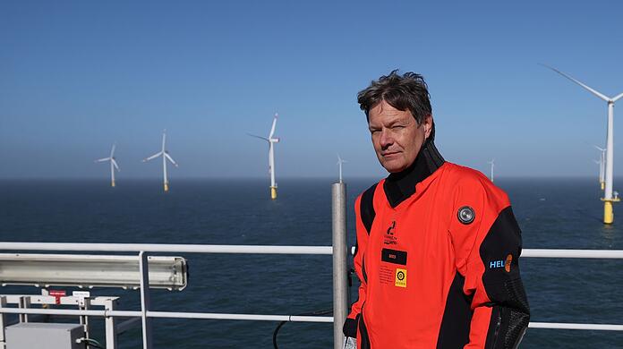 Dass es im Norden Deutschlands mehr Windräder gibt, der Strom in Bayern aber günstiger ist, ist Wirtschaftsminister Robert Habeck ein Dorn im Auge.