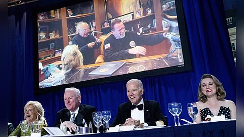 Beim "White House Correspondents' Dinner" war ein Clip mit Arnold Schwarzenegger und Danny DeVito zu sehen.