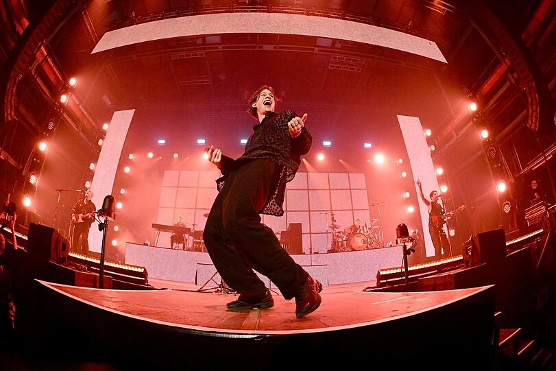 Giant Rooks live im Zenith. Das Bild zeigt Sänger und Gitarrist Frederik Rabe