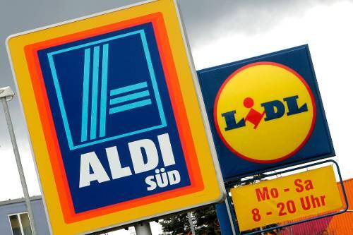 Logos von Aldi und Lidl: Die meisten Produkte schneiden im Test gut ab.