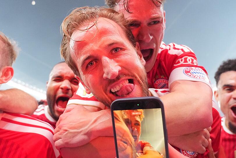 Harry Kane lässt sich von seinen Mitspielern nach seinem dritten Treffer feiern - samt Handyfoto. Harry Kane lässt sich von seinen Mitspielern nach seinem dritten Treffer feiern - samt Handyfoto.