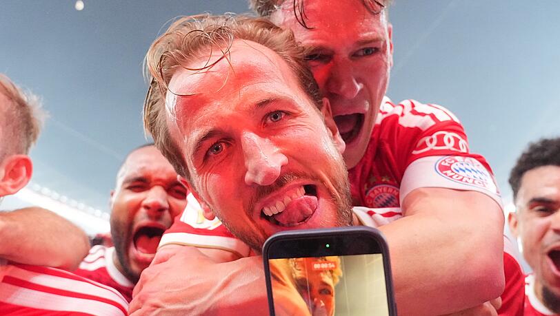 Harry Kane lässt sich von seinen Mitspielern nach seinem dritten Treffer feiern - samt Handyfoto. Harry Kane lässt sich von seinen Mitspielern nach seinem dritten Treffer feiern - samt Handyfoto.