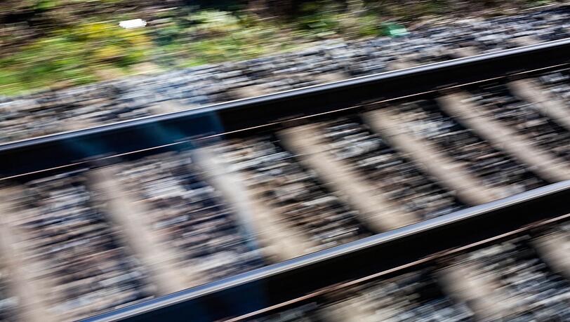 Der Regionalzug fährt über den Baumstamm und wird beschädigt. (Symbolbild) Der Regionalzug fährt über den Baumstamm und wird beschädigt. (Symbolbild)