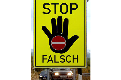 Mit Schildern nach österreichischem Vorbild sollen bald potenzielle Geisterfahrer von Bayern Autobahnen fern gehalten werden.