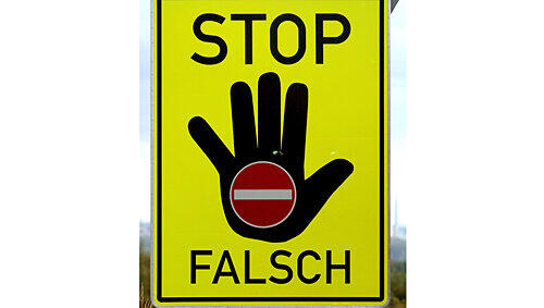 Mit Schildern nach österreichischem Vorbild sollen bald potenzielle Geisterfahrer von Bayern Autobahnen fern gehalten werden. Mit Schildern nach österreichischem Vorbild sollen bald potenzielle Geisterfahrer von Bayern Autobahnen fern gehalten werden.