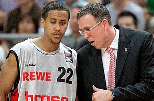 Brose-Coach Chris Fleming (re.) hofft gegen Quakenbrück auf einen weitere Gala-Vorstellung seines &bdquo;Drachen-Töters&ldquo; Brian Roberts.