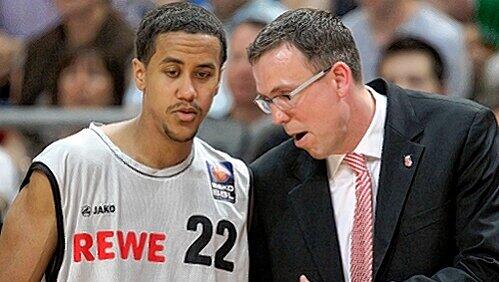 Brose-Coach Chris Fleming (re.) hofft gegen Quakenbrück auf einen weitere Gala-Vorstellung seines &bdquo;Drachen-Töters&ldquo; Brian Roberts.
