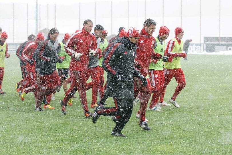 Am Dienstag hatten die Bayern an der Säbener Straße mit den widrigen Schneeverhältnissen zu kämpfen. Das Nachmittagstraining sagte Coach Jupp Heynckes aufgrund des Platzzustandes kurzfristig ab. Bastian Schweinsteiger hatte den Rasen mit erneut auftretenden Knieproblemen bereits zuvor verlassen müssen - die Bilder von der Säbener.